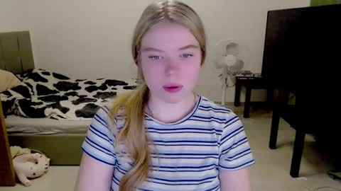 Snapshot of kitten_jenny01 chatting on 12/01/24, 04:29 Jennyblonde and Emmabrunette online show from 12/01/24, 04:29