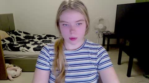 Snapshot of kitten_jenny01 chatting on 12/01/24, 07:36 Jennyblonde and Emmabrunette online show from 12/01/24, 07:36