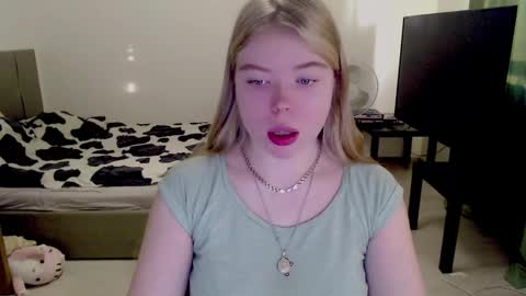 Snapshot of kitten_jenny01 chatting on 12/04/24, 11:52 Jennyblonde and Emmabrunette online show from 12/04/24, 11:52