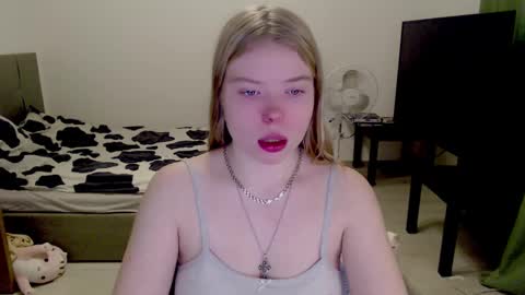 Snapshot of kitten_jenny01 chatting on 12/09/24, 03:07 Jennyblonde and Emmabrunette online show from 12/09/24, 03:07