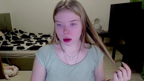 Snapshot of kitten_jenny01 chatting on 12/16/24, 04:23 Jennyblonde and Emmabrunette online show from 12/16/24, 04:23