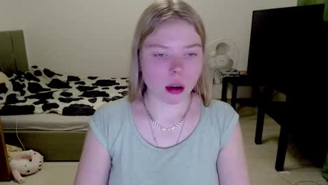 Snapshot of kitten_jenny01 chatting on 12/16/24, 01:32 Jennyblonde and Emmabrunette online show from 12/16/24, 01:32