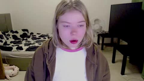 Snapshot of kitten_jenny01 chatting on 12/18/24, 03:37 Jennyblonde and Emmabrunette online show from 12/18/24, 03:37