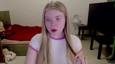 Snapshot of kitten_jenny01 chatting on 02/05/25, 05:31 Jennyblonde and Emmabrunette online show from 02/05/25, 05:31