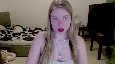Snapshot of kitten_jenny01 chatting on 02/19/25, 09:47 Jennyblonde and Emmabrunette online show from 02/19/25, 09:47