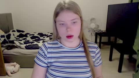 Snapshot of kitten_jenny01 chatting on 02/21/25, 09:54 Jennyblonde and Emmabrunette online show from 02/21/25, 09:54