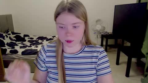 Snapshot of kitten_jenny01 chatting on 02/22/25, 09:48 Jennyblonde and Emmabrunette online show from 02/22/25, 09:48