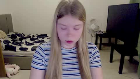Snapshot of kitten_jenny01 chatting on 03/03/25, 10:42 Jennyblonde and Emmabrunette online show from 03/03/25, 10:42