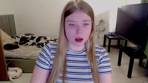 Snapshot of kitten_jenny01 chatting on 10/13/25, 01:55 Jennyblonde and Emmabrunette online show from 10/13/25, 01:55