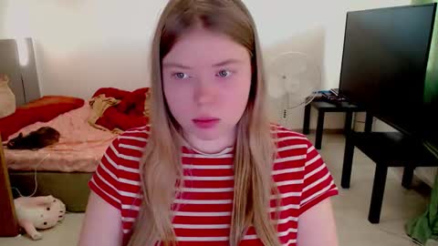 Snapshot of kitten_jenny01 chatting on 01/12/26, 10:31 Jennyblonde and Emmabrunette online show from 01/12/26, 10:31