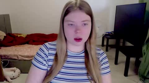 Snapshot of kitten_jenny01 chatting on 01/16/26, 10:52 Jennyblonde and Emmabrunette online show from 01/16/26, 10:52