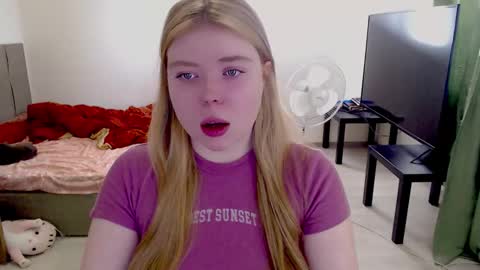Snapshot of kitten_jenny01 chatting on 02/21/26, 01:01 Jennyblonde and Emmabrunette online show from 02/21/26, 01:01