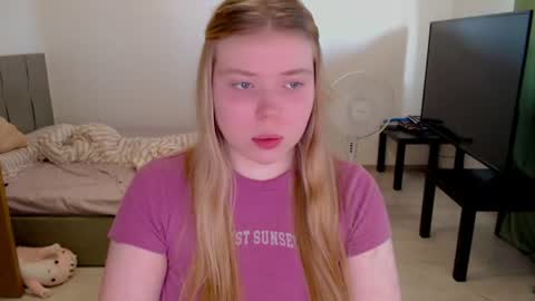 Snapshot of kitten_jenny01 chatting on 06/12/26, 03:44 Jennyblonde and Emmabrunette online show from 06/12/26, 03:44