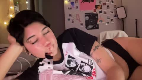 Snapshot of kittenmoon_ chatting on 04/24/26, 02:25 online show from 04/24/26, 02:25