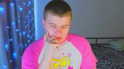 Snapshot of kittenmur chatting on 12/21/25, 05:03 Vlad online show from 12/21/25, 05:03