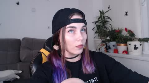 Snapshot of kittie_bear chatting on 10/28/25, 05:26 Veronica online show from 10/28/25, 05:26