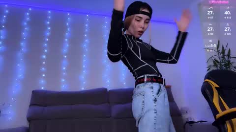 Snapshot of kittie_bear chatting on 02/11/26, 01:05 Veronica online show from 02/11/26, 01:05