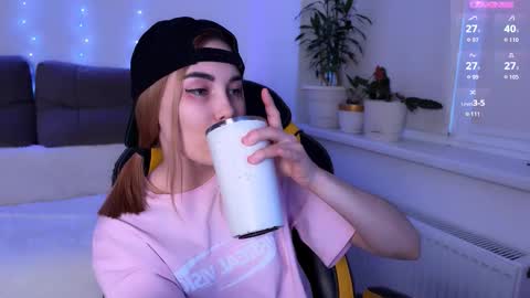 Snapshot of kittie_bear chatting on 03/01/26, 01:35 Veronica online show from 03/01/26, 01:35