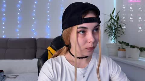 Snapshot of kittie_bear chatting on 05/08/26, 03:34 Veronica online show from 05/08/26, 03:34