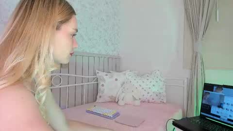 Snapshot of kitty__sophie chatting on 05/07/26, 05:07 sophie online show from 05/07/26, 05:07