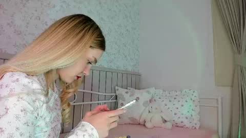 Snapshot of kitty__sophie chatting on 05/08/26, 05:07 sophie online show from 05/08/26, 05:07