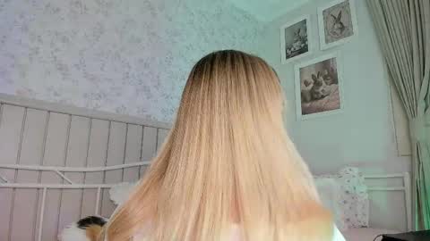 Snapshot of kitty__sophie chatting on 05/18/26, 04:35 sophie online show from 05/18/26, 04:35