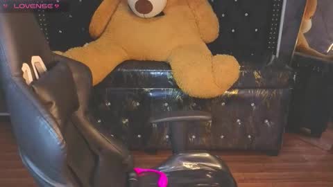 kitty_fox_b online show from 11/12/25, 01:33