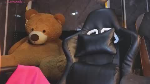 kitty_fox_b online show from 11/27/25, 01:02