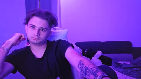 Snapshot of kittyeliz chatting on 12/15/25, 10:03 Eliz online show from 12/15/25, 10:03