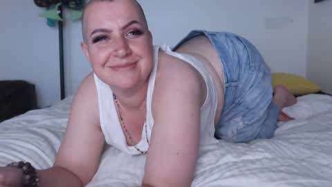 Snapshot of kittykay86 chatting on 04/13/26, 07:03 Bella Blue BBW online show from 04/13/26, 07:03