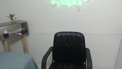 Snapshot of kittylove_x chatting on 06/23/26, 05:44 kittylove_x online show from 06/23/26, 05:44