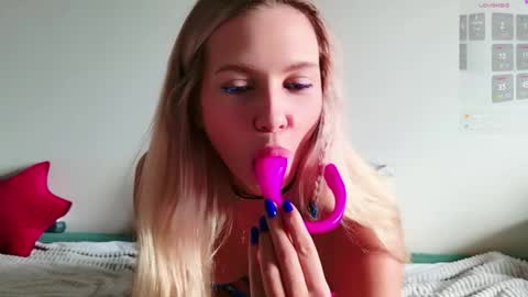 Snapshot of kittymiasofi chatting on 04/11/26, 10:52 kittymiumiu online show from 04/11/26, 10:52