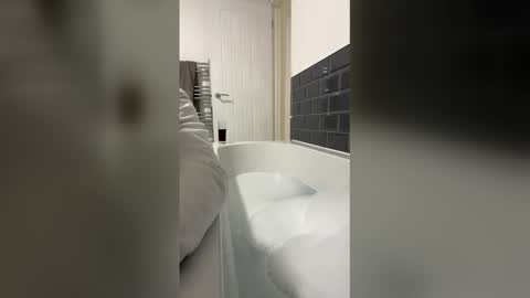 Snapshot of kjj1990 chatting on 03/19/26, 01:20 kjj1990 online show from 03/19/26, 01:20