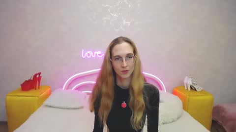 Snapshot of klaryevans chatting on 01/22/25, 11:34 Klary online show from 01/22/25, 11:34