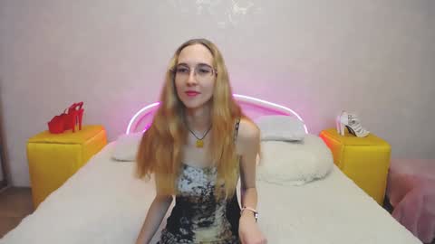 Snapshot of klaryevans chatting on 01/25/25, 12:16 Klary online show from 01/25/25, 12:16