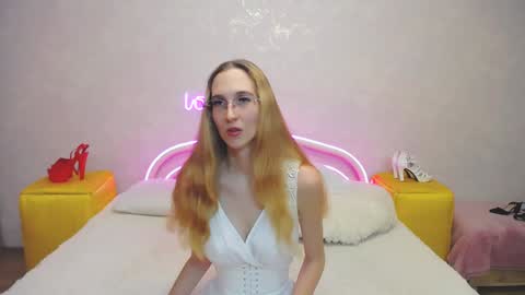 Snapshot of klaryevans chatting on 01/29/25, 12:24 Klary online show from 01/29/25, 12:24