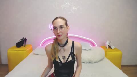 Snapshot of klaryevans chatting on 02/19/25, 06:00 Klary online show from 02/19/25, 06:00