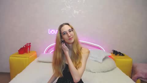 Snapshot of klaryevans chatting on 02/24/25, 08:38 Klary online show from 02/24/25, 08:38