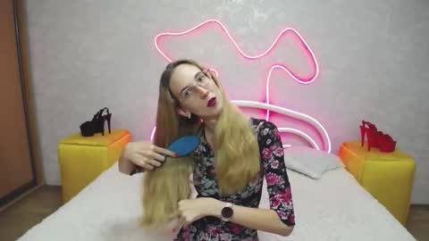 Snapshot of klaryevans chatting on 09/14/25, 12:15 Klary online show from 09/14/25, 12:15