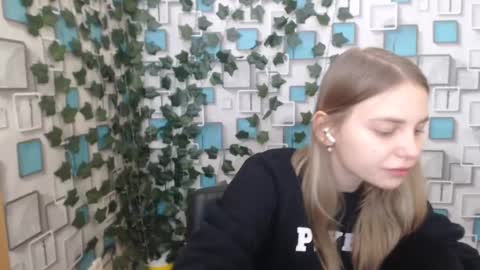 Snapshot of klerkarina chatting on 02/19/25, 06:22 klerkarina online show from 02/19/25, 06:22