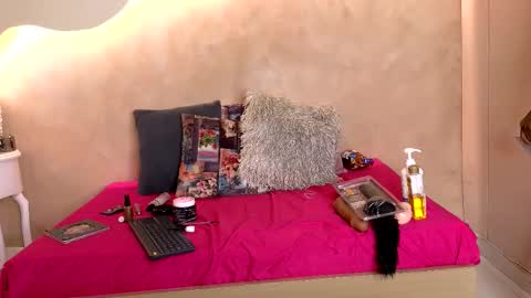 K L O E online show from 11/07/25, 07:36