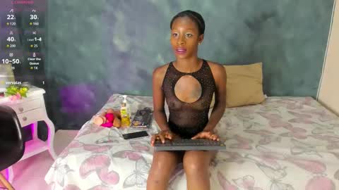 K L O E online show from 11/22/25, 04:06