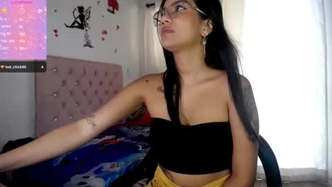 Snapshot of kloy_sech chatting on 02/10/25, 06:24 Valen online show from 02/10/25, 06:24