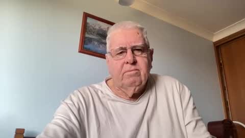 Snapshot of knights2001 chatting on 09/15/25, 10:10 Aussiedude online show from 09/15/25, 10:10