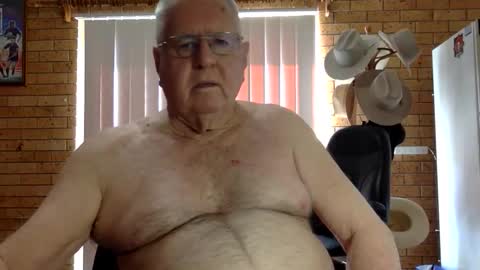 Snapshot of knights2001 chatting on 10/09/25, 03:37 Aussiedude online show from 10/09/25, 03:37