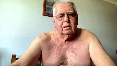 Snapshot of knights2001 chatting on 11/24/25, 04:01 Aussiedude online show from 11/24/25, 04:01