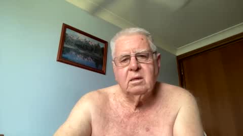 Snapshot of knights2001 chatting on 12/22/25, 04:31 Aussiedude online show from 12/22/25, 04:31