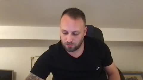 Snapshot of kobasic chatting on 10/29/25, 01:19 hugo online show from 10/29/25, 01:19