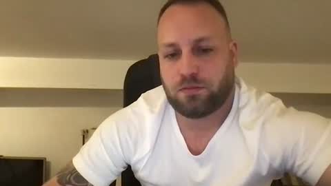 Snapshot of kobasic chatting on 11/11/25, 01:05 hugo online show from 11/11/25, 01:05