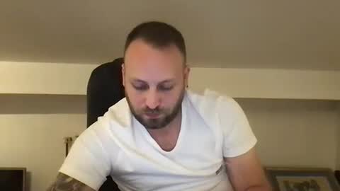 Snapshot of kobasic chatting on 11/14/25, 12:42 hugo online show from 11/14/25, 12:42